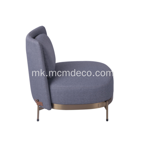 Се продава модерна фотелја со ленти од ткаенина